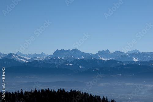Vue sur les Grandes Jorasses en hiver. Les Grandes Jorasses sont un sommet des Alpes dans le massif du Mont-Blanc qui se situe entre la France  Haute-Savoie  et l Italie  Vall  e d Aoste .