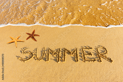 Das wort summer in sand geschrieben
