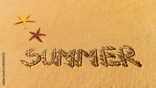 Das wort summer in sand geschrieben