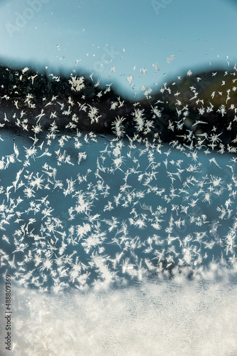 Gefrorene Eiskristalle an einer Fensterscheibe im Rhodopengebirge in Bulgarien