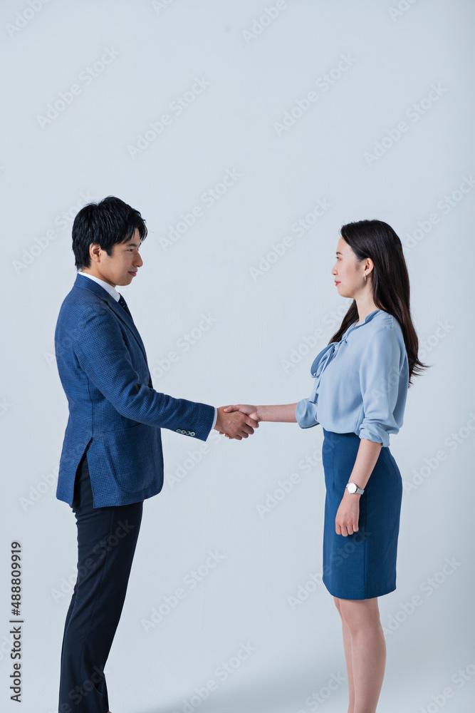 ビジネスシーンで握手をする男女 ビジネスシーンで握手をする男女