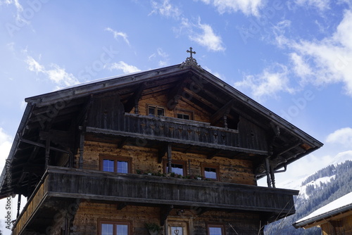 Altes Holz Bauernhaus in österreichischen Alpen 