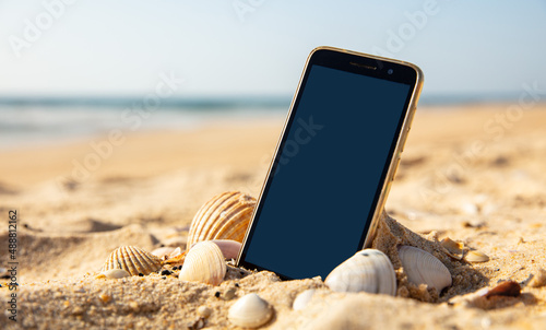 Canvas Print smartphone on the beach- holiday vacation concept