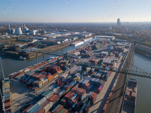 Wirtschaftsboom und ein voller Containerhafen ist ein Zeichen für einen Aufschwung