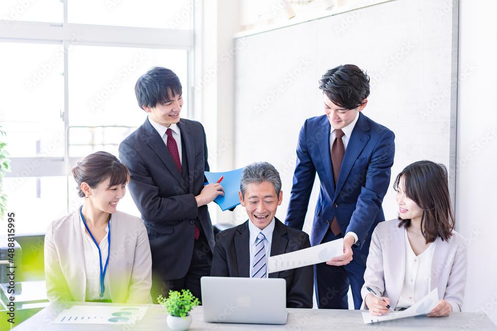 笑顔で打ち合わせをするビジネスパーソン