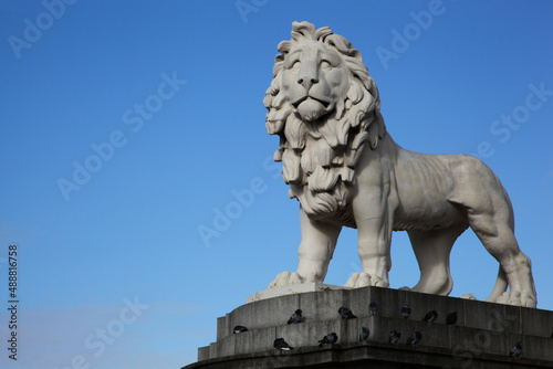 Photography statue of the lion, London Bridge
