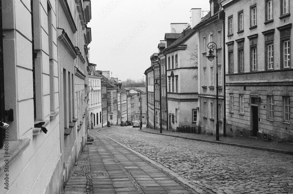 Warszawska ulica z kamienicami.