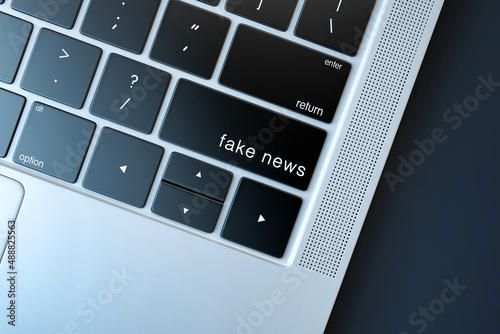 touche de clavier ordinateur " fake news " 