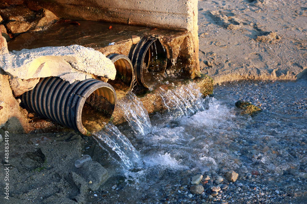 Obraz premium Sewer pipes, dirty water drains into the sea 