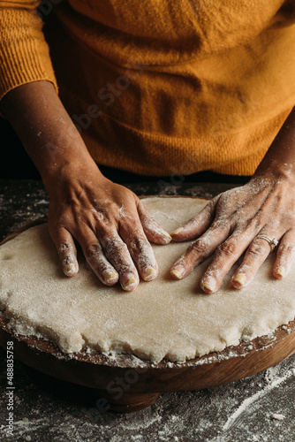 Fototapeta Naklejka Na Ścianę i Meble -  hands-on pie dough