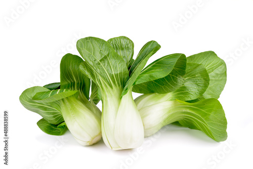 Kapusta Pak choi na białym tle