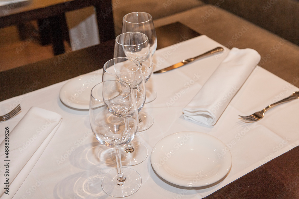 Detalle mesa con copas de vino Detalle mesa con copas de vino