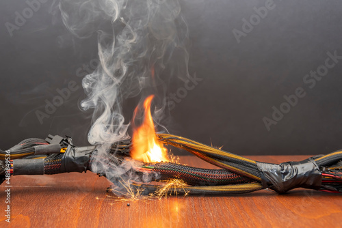 Fotografía The wiring is burning and sparking on a dark background