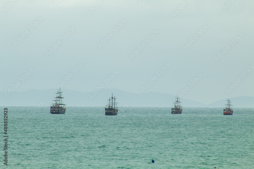 neblina e a frota de  Navios Piratas e barcos  da praia da Cachoeira do Bom Jesus Canavieiras  Florianópolis Santa Catarina Brasil Florianopolis