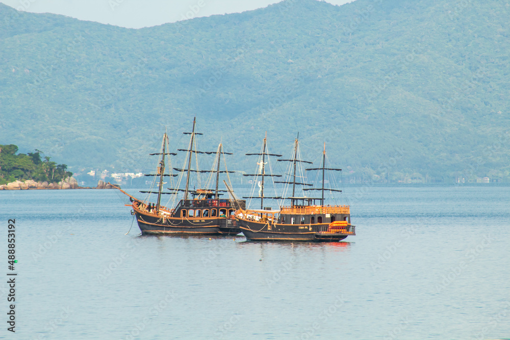 dupla de Navios Piratas e barcos da praia da Cachoeira do Bom Jesus Canavieiras Florianópolis Santa Catarina Brasil Florianopolis dupla de Navios Piratas e barcos da praia da Cachoeira do Bom Jesus Canavieiras Florianópolis Santa Catarina Brasil Florianopolis