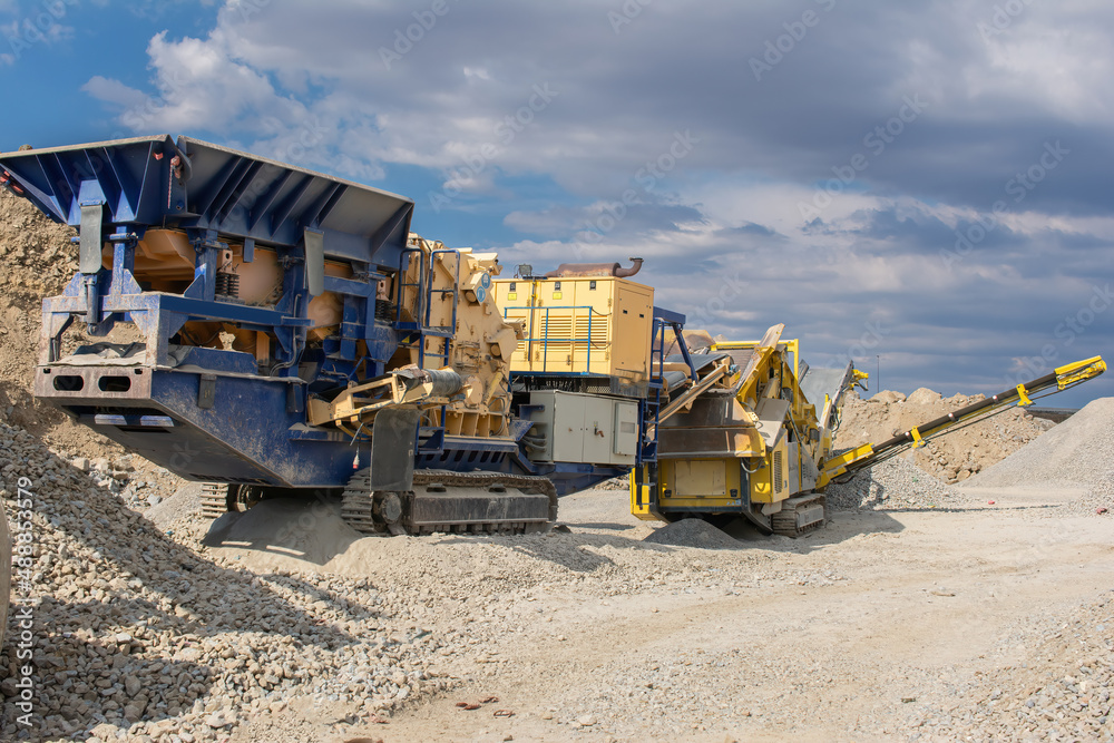 Mechanical conveyor belt to pulverize rock and stone and generate gravel