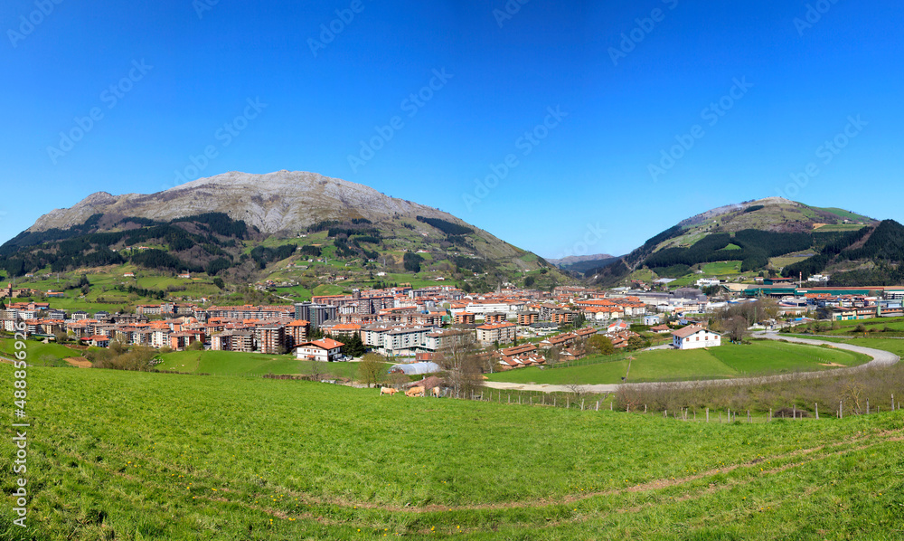 panorámica del pueblo de azpeitia primavera país vasco euskadi  2-as22