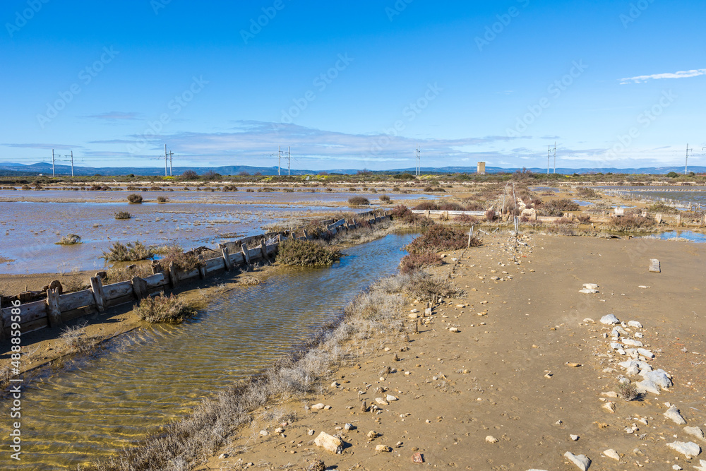 Ancien salin près de la Réserve naturelle régionale de Sainte-Lucie à Port-la-Nouvelle (Occitanie, France)