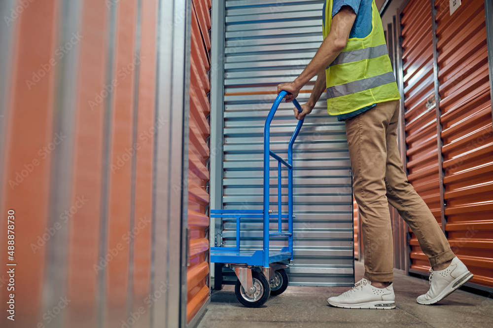 Obraz na plátně Employee in a reflective vest working in the storehouse