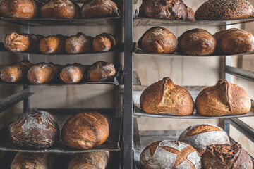 Papier peint photo Boulangerie Pain au levain sur étagère artisanale  © Maite Paternain