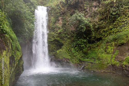 Fototapeta Naklejka Na Ścianę i Meble -  Beautiful natural waterfall in the rainforest of Costa Rica