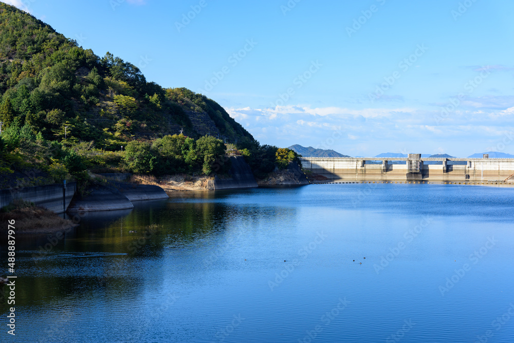 香川県さぬき市の門入ダムとダム湖