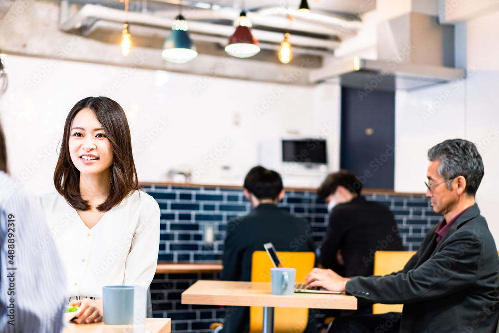 明るい雰囲気の社員食堂でランチを取るオフィスワーカー 明るい雰囲気の社員食堂でランチを取るオフィスワーカー
