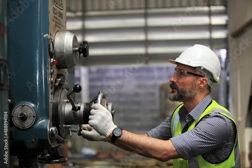 Obraz na płótnie engineer on site working for production or maintenance big machine industry in factory w salonie