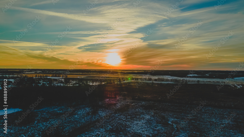 Obraz premium Vibrant beautiful winter sunset with angelic clouds