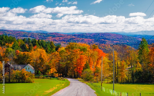 Foto Vermont country road outside of Woodstock during fall foliage season