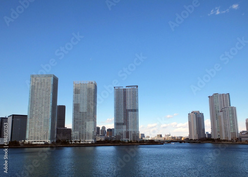豊洲から見える水辺の風景　ビル群　高層ビル © popnpopo