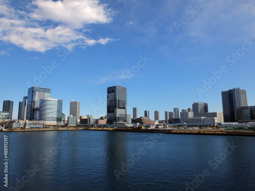 青空と水辺にあるビル群 青い空の東京
