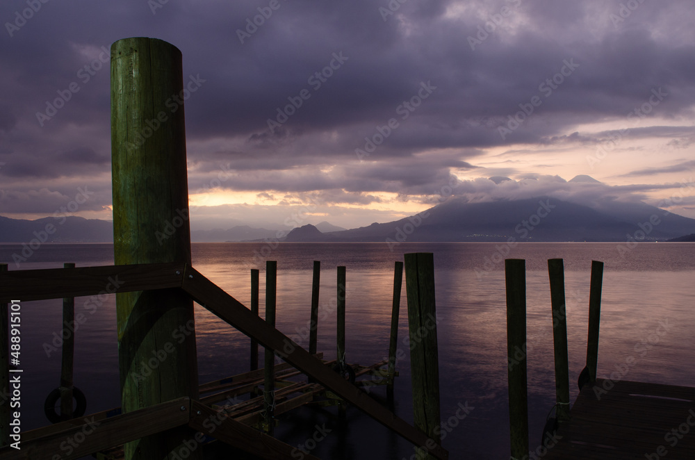 Muelle al amanecer enfrente del lago de Atitlán