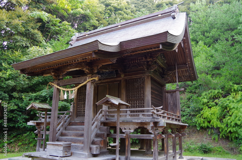 森の中の神社