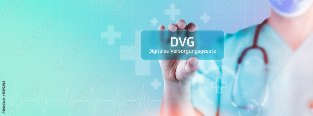 DVG (Digitales Versorgungsgesetz). Arzt hält virtuelle Karte in der Hand. Medizin digital DVG (Digitales Versorgungsgesetz). Arzt hält virtuelle Karte in der Hand. Medizin digital