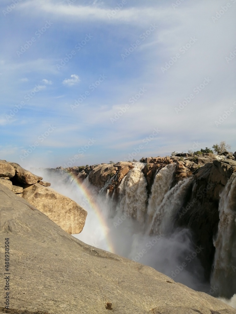 Obraz premium waterfall and rocks