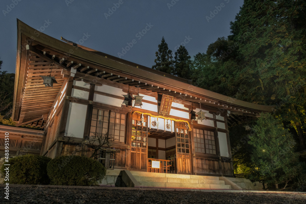 滋賀県多賀町にある胡宮神社のライトアップされた拝殿
