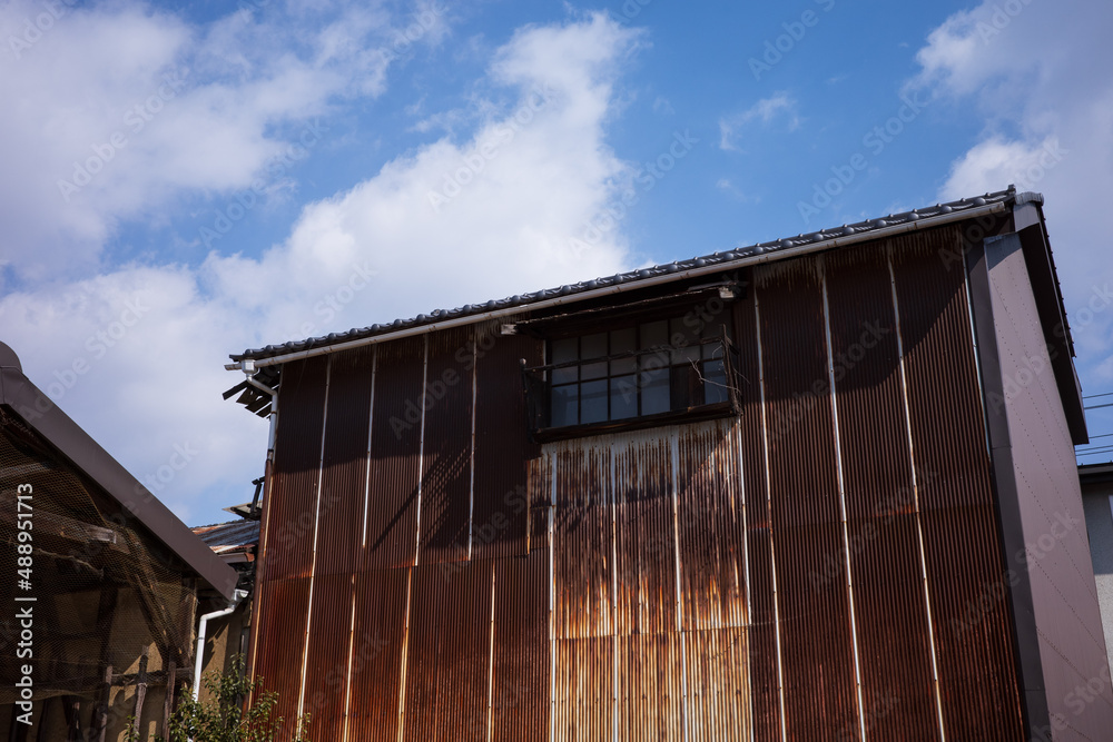 日本の岡山県笠岡市のとても古くて美しい建物