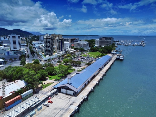 Slika na platnu Aerial view of Cairns city and mountains