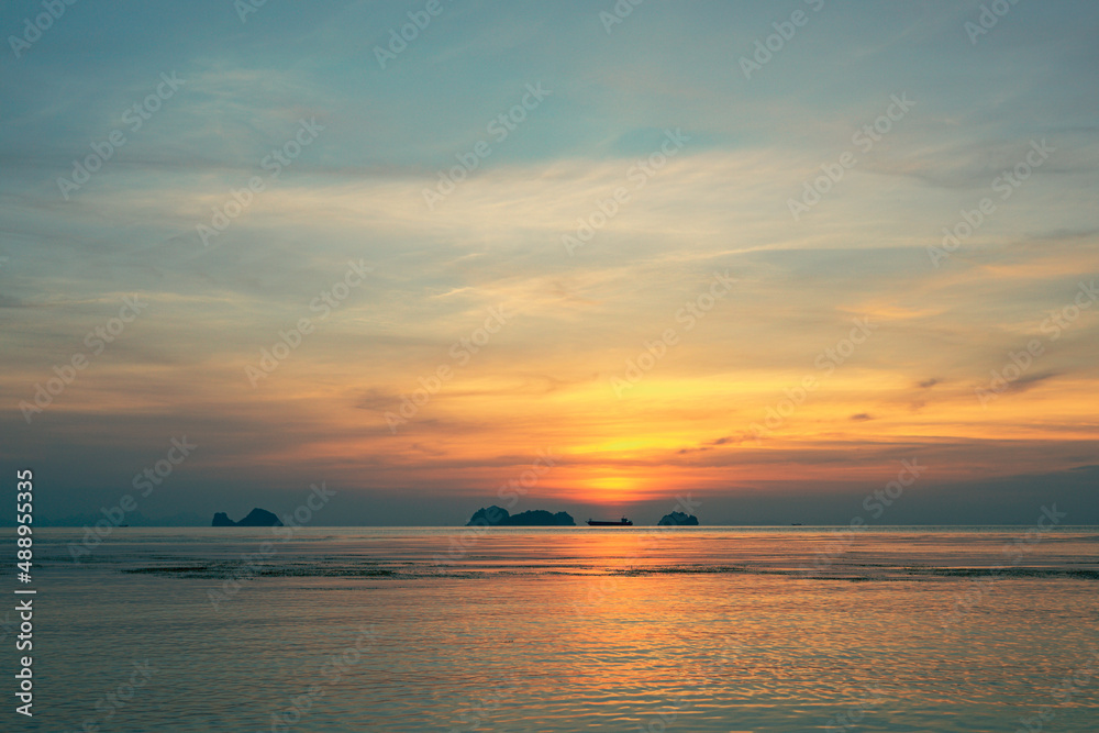 Obraz premium Spectacular colorful sunset over sea and islands on a summer evening. 