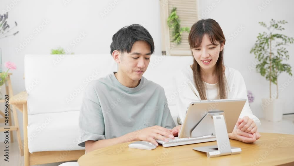 タブレットパソコンを使う若い男性と女性 タブレットパソコンを使う若い男性と女性