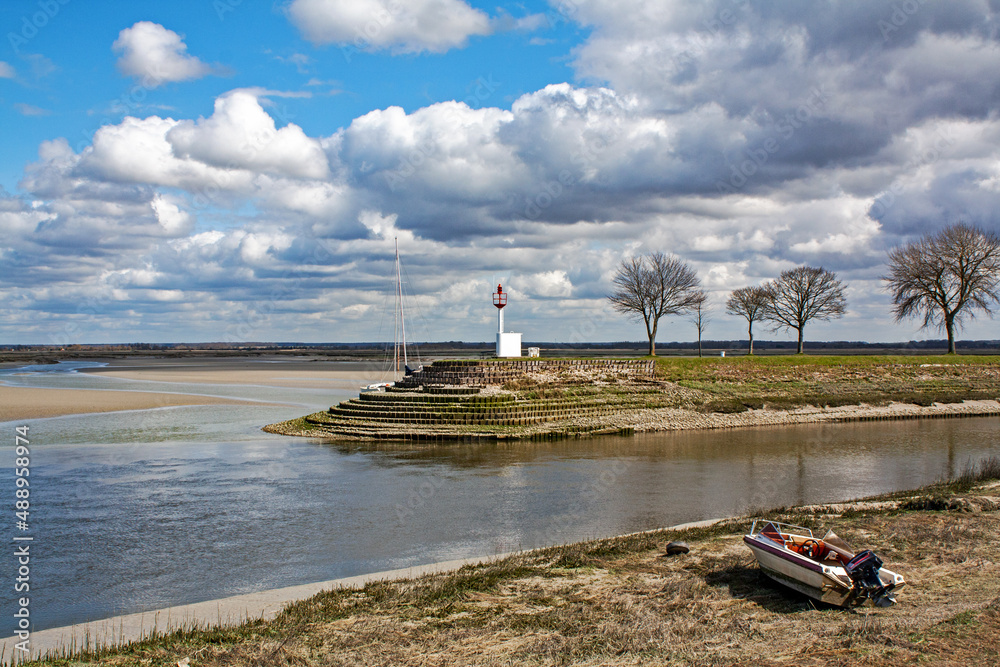 Saint-Valéry-sur-Somme. Phare et entrée du port. Somme. Picardie. Hauts