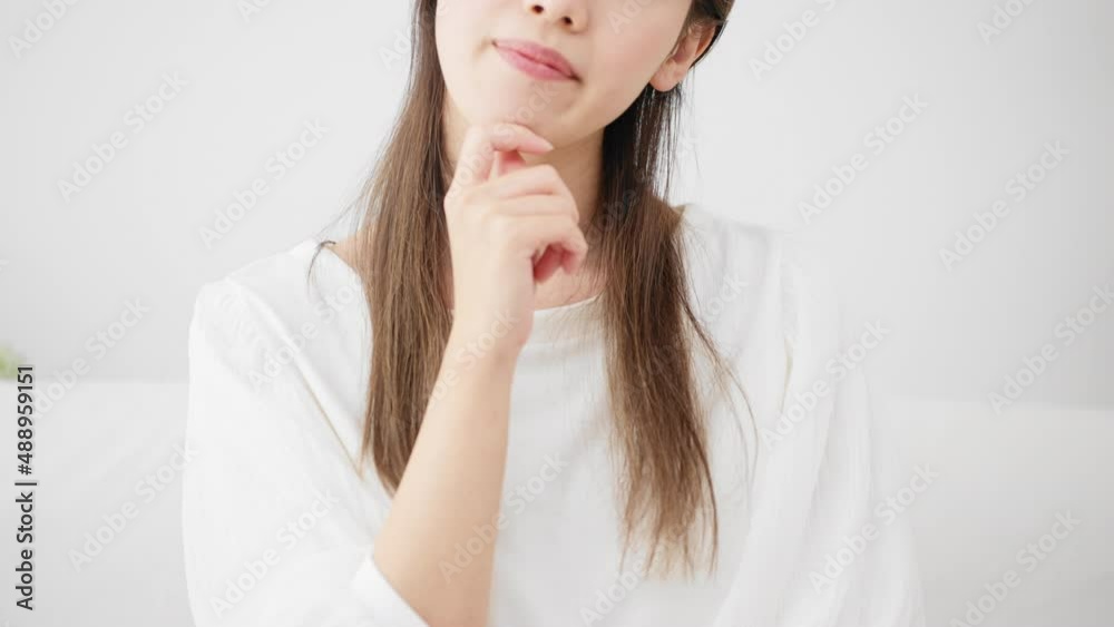 考える若い女性 考える若い女性