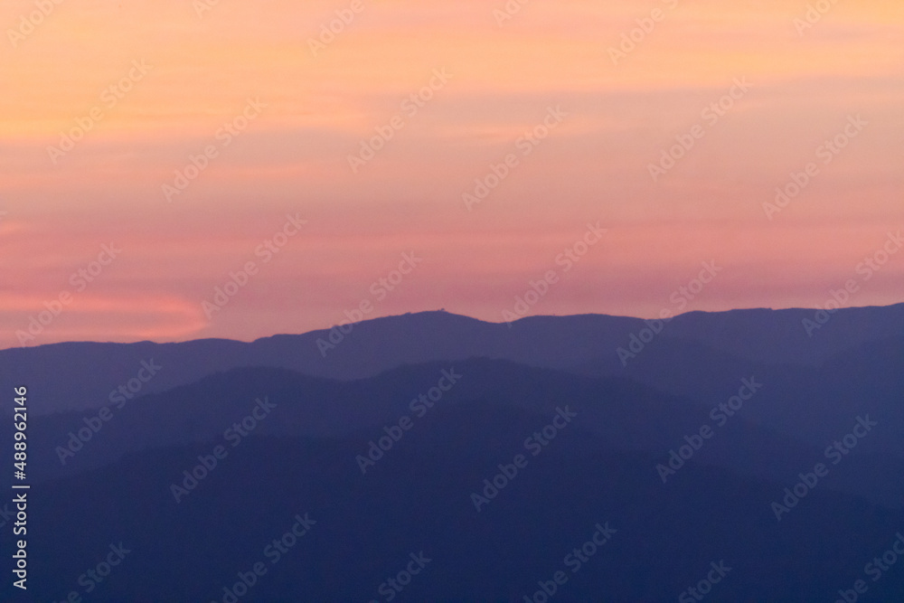 Après un couché de soleil sur les montagnes d'Espagne destination voyage ensoleillé, ciel rosé