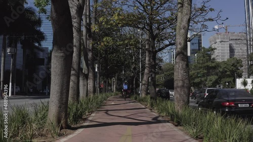 Ciclista pedalando na ciclovia na avenida Faria Lima, São Paulo, SP.
