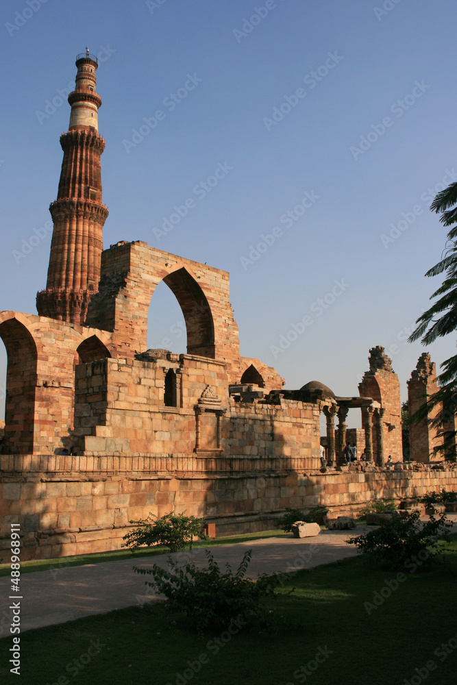 ruined buildings and minaret at qutb minar in new delhi (india) 