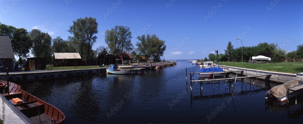 Fototapeta premium Ueckermünde, Panorama des Fischerhafen am Neuendorfer Kanal