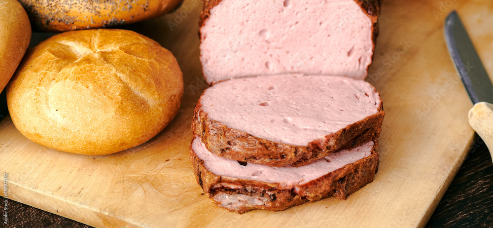 Frischer aufgebackener Leberkäse Fleischkäse in einer Semmel mit Ketchup Senf geschnitten zum mitnehmen Frischer aufgebackener Leberkäse Fleischkäse in einer Semmel mit Ketchup Senf geschnitten zum mitnehmen