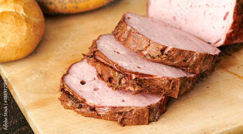 Photos Frischer aufgebackener Leberkäse Fleischkäse in einer Semmel mit Ketchup Senf ge