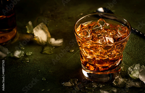 Canvas-taulu Godfather alcoholic cocktail with scotch whiskey, amaretto liqueur and ice